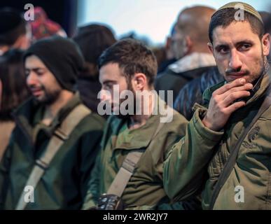 Jérusalem, Israël. 10 mars 2024. Les gens près de la tombe fraîche de Michael Gal qui a été tué dans la guerre de l'épée de fer entre Israël et le Hamas dans le regard. La photo présente trois soldats armés pleurant les larmes aux yeux. Crédit : Yoram Biberman/Alamy Live News. Banque D'Images