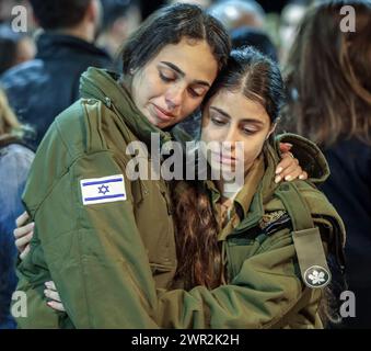 Jérusalem, Israël. 10 mars 2024. Les gens près de la tombe fraîche de Michael Gal qui a été tué dans la guerre de l'épée de fer entre Israël et le Hamas dans le regard. La photo présente deux filles tristes, des soldats, qui se serrent dans leurs bras. Crédit : Yoram Biberman/Alamy Live News. Banque D'Images