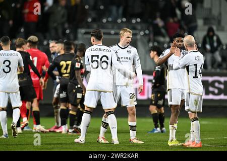 Les joueurs d'Eupen célèbrent après avoir remporté un match de football entre KAS Eupen et Sint-Truidense VV, dimanche 10 mars 2024 à Eupen, le jour 29 de la première division 'Jupiler Pro League' 2023-2024 du championnat belge. BELGA PHOTO JOHN THYS Banque D'Images