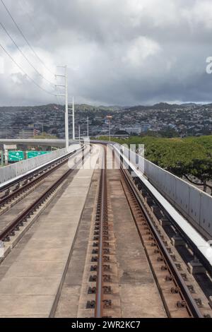 Honolulu, Hawaï, États-Unis - 24 février 2024 : vue depuis le Skyline Rail. La phase 1 du projet a débuté le 30 juin 2023 reliant East Kapolei et Aloha St. Banque D'Images