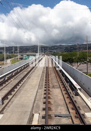 Honolulu, Hawaï, États-Unis - 24 février 2024 : vue depuis le Skyline Rail. La phase 1 du projet a débuté le 30 juin 2023 reliant East Kapolei et Aloha St. Banque D'Images