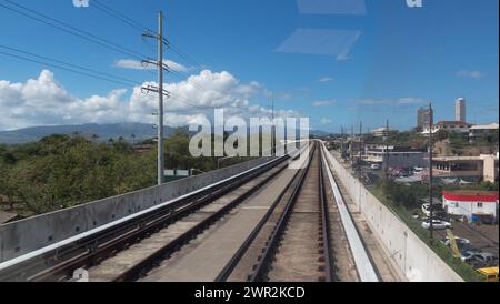 Honolulu, Hawaï, États-Unis - 24 février 2024 : vue depuis le Skyline Rail. La phase 1 du projet a débuté le 30 juin 2023 reliant East Kapolei et Aloha St. Banque D'Images