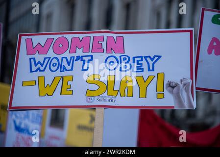 Une militante tient une pancarte pendant la marche million Women Rise. La mission de l'organisation est de mettre fin à la violence masculine envers les femmes et les filles, qui continue d'être un problème sociétal majeur aux quatre coins du globe. Ensemble, nous pouvons mettre fin à la violence des hommes sous toutes ses formes contre nous ! Rejoint par All Women's march dans leur 18e année, dirigée par Black/Global Majority Women for All Women and Girls. (Photo de Loredana Sangiuliano / SOPA images/Sipa USA) Banque D'Images