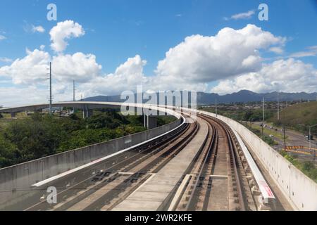 Honolulu, Hawaï, États-Unis - 24 février 2024 : vue depuis le Skyline Rail. La phase 1 du projet a débuté le 30 juin 2023 reliant East Kapolei et Aloha St. Banque D'Images