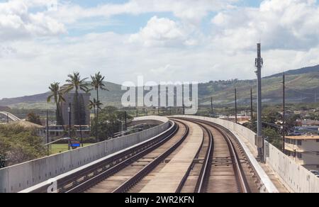 Honolulu, Hawaï, États-Unis - 24 février 2024 : vue depuis le Skyline Rail. La phase 1 du projet a débuté le 30 juin 2023 reliant East Kapolei et Aloha St. Banque D'Images