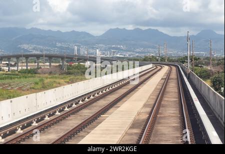 Honolulu, Hawaï, États-Unis - 24 février 2024 : vue depuis le Skyline Rail. La phase 1 du projet a débuté le 30 juin 2023 reliant East Kapolei et Aloha St. Banque D'Images