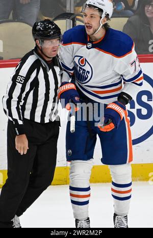 Pittsburgh, États-Unis. 10 mars 2024. Vincent Desharnais (73), défenseur des Oilers d’Edmonton, reçoit une pénalité rude lors de la troisième période de la victoire de 4-0 contre les Penguins de Pittsburgh au PPG Paints Arena de Pittsburgh, le dimanche 10 mars 2024. Photo par Archie Carpenter/UPI. Crédit : UPI/Alamy Live News Banque D'Images