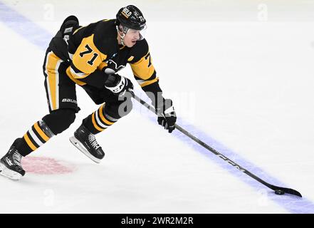 Pittsburgh, États-Unis. 10 mars 2024. Evgeni Malkin (71), centre des Penguins de Pittsburgh, déplace le palet à travers la ligne bleue lors de la troisième période de la victoire des Oilers d'Edmonton 4-0 contre les Penguins de Pittsburgh au PPG Paints Arena à Pittsburgh le dimanche 10 mars 2024. Photo par Archie Carpenter/UPI. Crédit : UPI/Alamy Live News Banque D'Images