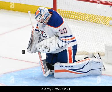 Pittsburgh, États-Unis. 10 mars 2024. Calvin Pickard (30), gardien des Oilers d’Edmonton, arrête un tir de pingouin de Pittsburgh lors de la troisième période de la victoire de 4-0 contre les Penguins de Pittsburgh au PPG Paints Arena de Pittsburgh, le dimanche 10 mars 2024. Photo par Archie Carpenter/UPI. Crédit : UPI/Alamy Live News Banque D'Images