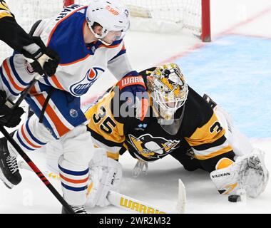 Pittsburgh, États-Unis. 10 mars 2024. Le gardien des Penguins de Pittsburgh Tristan Jarry (35 ans) plonge pour le puck bébé du centre des Oilers d'Edmonton Mattias Janmark (13 ans) pendant la troisième période de la victoire des Oilers 4-0 au PPG Paints Arena à Pittsburgh le dimanche 10 mars 2024. Photo par Archie Carpenter/UPI. Crédit : UPI/Alamy Live News Banque D'Images