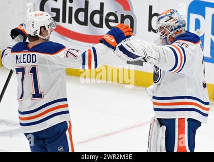 Pittsburgh, États-Unis. 10 mars 2024. Ryan McLeod (71) se joint au gardien de but des Oilers d’Edmonton, Calvin Pickard (30), pour célébrer la victoire de 4-0 contre les Penguins de Pittsburgh au PPG Paints Arena à Pittsburgh, le dimanche 10 mars 2024. Photo par Archie Carpenter/UPI. Crédit : UPI/Alamy Live News Banque D'Images