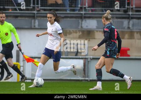 Londres, Royaume-Uni. 10 mars 2024. Londres, Angleterre, 10 mars 2024 : Rosella Ayane (23 Tottenham Hotspur) contrôle le ballon tout en recevant la pression d'Alex Greenwood (5 Manchester City) lors du match de la FA Cup entre Tottenham Hotspur et Manchester City à Brisbane Road à Londres, en Angleterre. (Alexander Canillas/SPP) crédit : SPP Sport Press photo. /Alamy Live News Banque D'Images