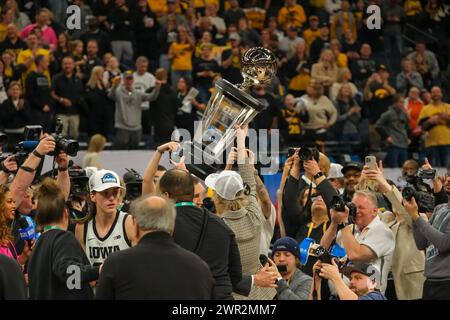 Minneapolis, Minnesota, États-Unis. 10 mars 2024. Le trophée de championnat Big10 après le match de championnat entre l'Iowa et le Nebraska au tournoi de basket-ball féminin Big10 TIAA 2024 au Target Center le 10 mars 2024. L'Iowa a gagné 94-89. (Crédit image : © Steven Garcia/ZUMA Press Wire) USAGE ÉDITORIAL SEULEMENT! Non destiné à UN USAGE commercial ! Crédit : ZUMA Press, Inc/Alamy Live News Banque D'Images