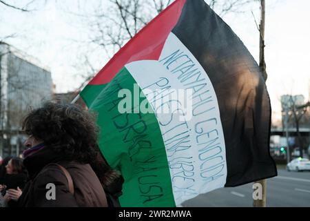 Plusieurs personnes lors de la veillée de solidarité avec le peuple palestinien, devant le siège du Parlement européen, le 10 mars, 2024 in Banque D'Images