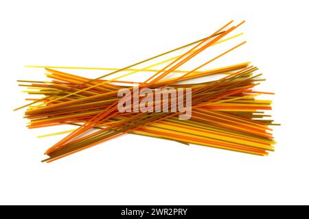 pâtes longues multicolores, spaghettis aromatisés isolés sur fond blanc. Pâtes fettuccine sèches non cuites attachées dans un faisceau isolé sur un blanc. Banque D'Images