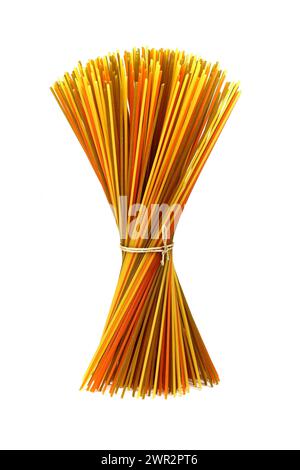 longues pâtes multicolores, spaghetti aromatisés isolés sur fond blanc.Pâtes de fettuccine sèches non cuites attachées dans un paquet isolé sur un backgrou blanc Banque D'Images