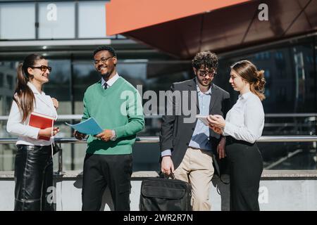 Équipe d'affaires diversifiée s'engageant dans une réunion en plein air avec un fond urbain sur une journée ensoleillée Banque D'Images