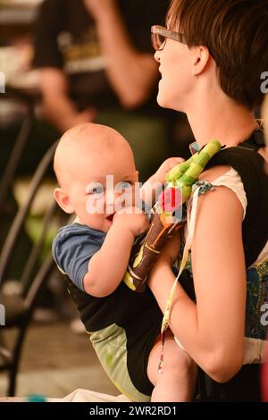 TIMISOARA, ROUMANIE - 27 avril 2013 : Portrait de mère et bébé enfant dans la rue Banque D'Images