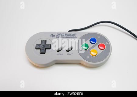 Newcastle UK : 1er juillet 2023 : Super Nintendo controller uk version japan Pal. Boutons de couleur rétro pour les jeux Banque D'Images