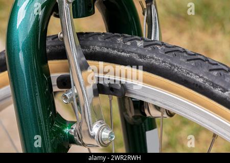 Frein sur jante sur pneu avant de bicyclette. Réparation de vélo, entretien et concept de sécurité cycliste. Banque D'Images