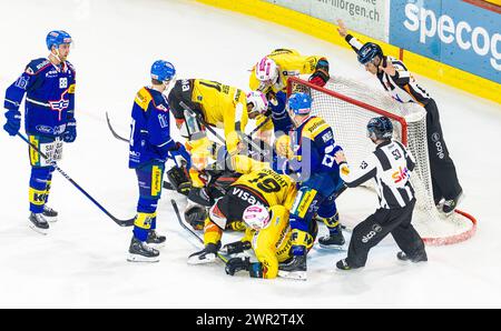 EHC Kloten - SC Bern, Stimo Arena, Ligue nationale NL, saison régulière : Chaotische Szene vor dem Berner Tor. Doch die Berner Defensive hält Stand. Schi Banque D'Images