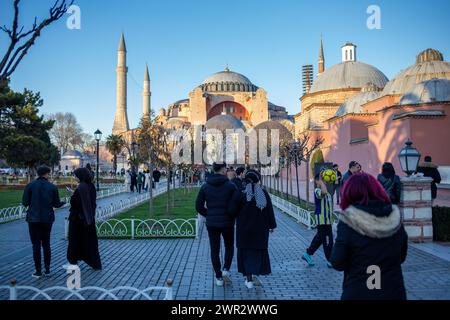 10 mars 2024 : Istanbul, Turquie, 10 mars 2024 : place Sultanahmet et les gens errant autour de la place à la veille du Ramadan dans le quartier de Fatih à Istanbul. Le mois du Ramadan, dernier mois parmi les trois mois sacrés, souvent appelé le Sultan des onze mois, commencera le lundi 11 mars 2024. Pendant cette période, des millions de musulmans observent le jeûne et accomplissent avec diligence leurs devoirs religieux. (Crédit image : © Tolga Ildun/ZUMA Press Wire) USAGE ÉDITORIAL SEULEMENT! Non destiné à UN USAGE commercial ! Crédit : ZUMA Press, Inc/Alamy Live News Banque D'Images