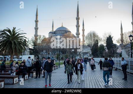 10 mars 2024 : Istanbul, Turquie, 10 mars 2024 : place Sultanahmet et les gens errant autour de la place à la veille du Ramadan dans le quartier de Fatih à Istanbul. Le mois du Ramadan, dernier mois parmi les trois mois sacrés, souvent appelé le Sultan des onze mois, commencera le lundi 11 mars 2024. Pendant cette période, des millions de musulmans observent le jeûne et accomplissent avec diligence leurs devoirs religieux. (Crédit image : © Tolga Ildun/ZUMA Press Wire) USAGE ÉDITORIAL SEULEMENT! Non destiné à UN USAGE commercial ! Crédit : ZUMA Press, Inc/Alamy Live News Banque D'Images