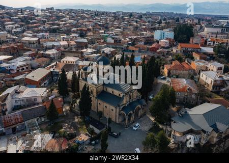 Vue aérienne panoramique de Kutaisi, Géorgie depuis un drone. Église Bagrat. Banque D'Images