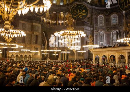 10 mars 2024 : Istanbul, Turquie, 10 mars 2024 : la première prière tarawih du Ramadan a été exécutée par des musulmans bondés dans la mosquée Sainte-Sophie dans le district de Fatih à Istanbul. Le mois du Ramadan, dernier mois parmi les trois mois sacrés, souvent appelé le Sultan des onze mois, commencera le lundi 11 mars 2024. Pendant cette période, des millions de musulmans observent le jeûne et accomplissent avec diligence leurs devoirs religieux. (Crédit image : © Tolga Ildun/ZUMA Press Wire) USAGE ÉDITORIAL SEULEMENT! Non destiné à UN USAGE commercial ! Banque D'Images