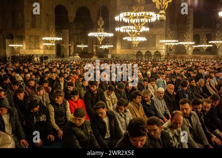 10 mars 2024 : Istanbul, Turquie, 10 mars 2024 : la première prière tarawih du Ramadan a été exécutée par des musulmans bondés dans la mosquée Sainte-Sophie dans le district de Fatih à Istanbul. Le mois du Ramadan, dernier mois parmi les trois mois sacrés, souvent appelé le Sultan des onze mois, commencera le lundi 11 mars 2024. Pendant cette période, des millions de musulmans observent le jeûne et accomplissent avec diligence leurs devoirs religieux. (Crédit image : © Tolga Ildun/ZUMA Press Wire) USAGE ÉDITORIAL SEULEMENT! Non destiné à UN USAGE commercial ! Banque D'Images