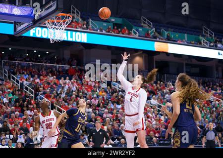 Greensboro, Caroline du Nord, États-Unis. 10 mars 2024. RIVER BALDWIN, centre d'État de Caroline du Nord, tente un tir lors du championnat de basket-ball féminin 2024 de l'ACC. (Crédit image : © Josh Brown/ZUMA Press Wire) USAGE ÉDITORIAL SEULEMENT! Non destiné à UN USAGE commercial ! Banque D'Images