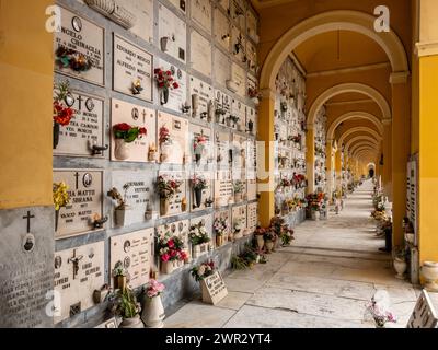 Pise, Italie - 08 mars 2024 : cimetière de banlieue de Pise sur la via Pietrasantina vue des tombes avec pierres tombales et niches sous l'ancienne arcade Banque D'Images