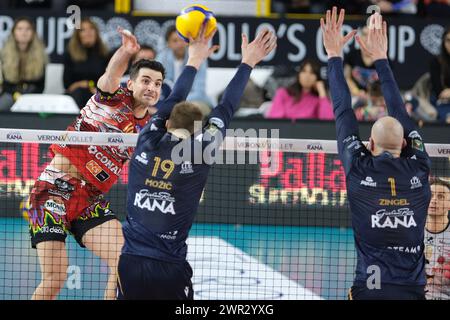 Vérone, Italie. 10 mars 2024. Spike de Wassim Ben Tara de Sir Susa Vim Perugia lors du match entre Rana Verona et SIR Susa Vim Perugia, deuxième match des quarts de finale des séries éliminatoires du Championnat d'Italie de volleyball SuperLega 2023/2024, au Pala AGSM-AIM à Vérone, Italie, le 10 mars 2024. Crédit : Agence photo indépendante/Alamy Live News Banque D'Images