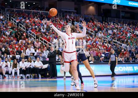 Greensboro, Caroline du Nord, États-Unis. 10 mars 2024. RIVER BALDWIN, centre d'État de Caroline du Nord, tente un tir lors du championnat de basket-ball féminin 2024 de l'ACC. (Crédit image : © Josh Brown/ZUMA Press Wire) USAGE ÉDITORIAL SEULEMENT! Non destiné à UN USAGE commercial ! Banque D'Images