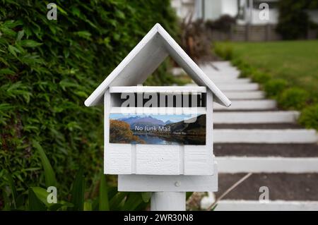 Aotearoa / Nouvelle-Zélande boîte aux lettres de trottoir avec les instructions postales de désinscription pour No Junk mail Banque D'Images