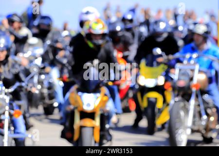 Motocyclistes sur motos fraîches, dans des casques et des vestes en cuir, rouler le long de la route, Motorsport Dnepr, Ukraine, image floue Banque D'Images