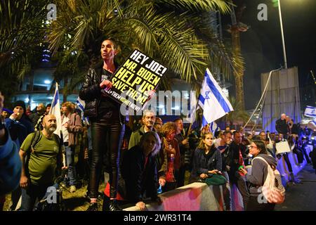 Tel Aviv, Israël. 9 mars 2024. Le manifestant tient une pancarte qui dit ''Hey Joe! Mr. Biden. Aidez-nous, sauvez-les'' pendant la démonstration. Des milliers d’Israéliens ont protesté contre le premier ministre Benjamin Netanyahu et son gouvernement d’extrême droite exigeant la libération immédiate des otages et des élections générales dans l’État d’Israël. Au cours de la manifestation, les manifestants ont franchi les barrières de la police israélienne et des affrontements ont commencé entre la police et les manifestants. (Crédit image : © Matan Golan/SOPA images via ZUMA Press Wire) USAGE ÉDITORIAL SEULEMENT! Non destiné à UN USAGE commercial ! Banque D'Images