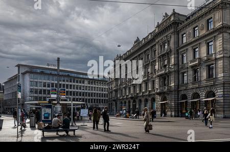 Blick auf die Hauptsitze der beiden Schweizer Grossbanken links der UBS und rechts der Credit Suisse beim Zürcher Paradeplatz. (Zürich, Schweiz, 18,03 Banque D'Images