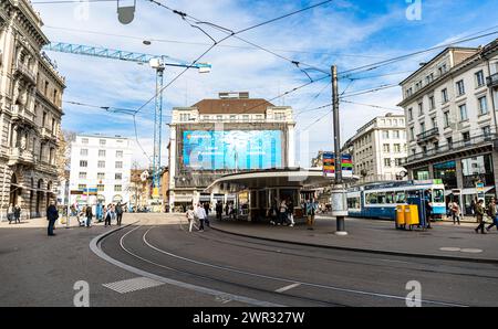 AM sogenannten Bankenplatz, dem Zürcher Paradeplatz steht ein Tram 2000 der Tramlinie 8. Mensch laufen auf dem eher lleren Platz umher. (Zürich, Schwe Banque D'Images