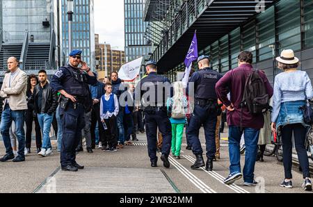 Die Freiheitstrychler und Nicholas Rimoldi, Präsident der Bürgerrechtsbewegung Massvoll werden von der Polizei vom Hallenstadion weg eskoriert. (Züric Banque D'Images
