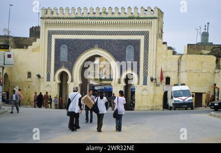 Fès, Maroc. Bab Bou Jeloud (Boujeloud) porte, construite en 1913, l'entrée principale de la médina du vieux Fès. Adolescentes rentrant chez elles après l'école. Banque D'Images