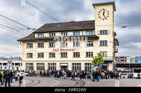 Eine Vorlesung für Kinder von drei bis acht Jahren zum Thema Identität und Geschlechter durch Dragqueens in der Pestalozzi-Bibliothek in Zürich sorgte Banque D'Images