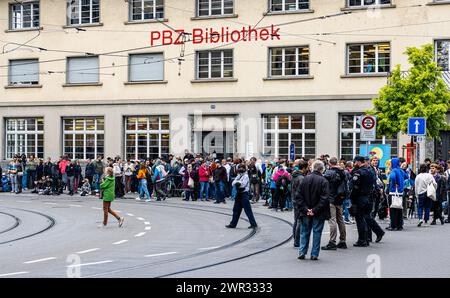 Eine Vorlesung für Kinder von drei bis acht Jahren zum Thema Identität und Geschlechter durch Dragqueens in der Pestalozzi-Bibliothek in Zürich sorgte Banque D'Images