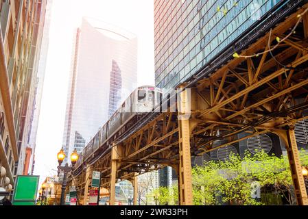 Train de banlieue surélevé traversant Chicago Loop un jour de printemps Banque D'Images