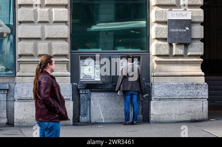 AM Hauptsitz der Credit Suisse AM Zürcher Paradeplatz bezieht ein Mann an einem Bancomaten Geld. (Zürich, Schweiz, 18.03.2023) Banque D'Images