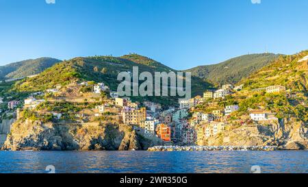 Riomaggiore, Italie - 31 juillet 2022 : Panorama du célèbre village balnéaire italien Riomaggiore, Cinque Terre, Italie Banque D'Images