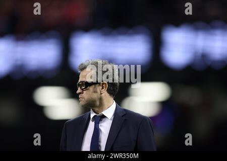 Cardiff, Royaume-Uni. 10 mars 2024. Fabien Galthié, l'entraîneur-chef de France regarde pendant l'échauffement d'avant-match. Match du championnat Guinness six Nations 2024, pays de Galles - France au Principality Stadium de Cardiff le dimanche 10 mars 2024. photo par Andrew Orchard/Andrew Orchard photographie sportive/ Alamy Live News crédit : Andrew Orchard photographie sportive/Alamy Live News Banque D'Images