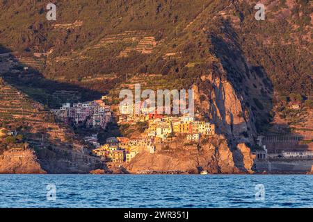 Manarola, Italie - 31 juillet 2023 : Manarola village vu de la mer, Cinque Terre, Italie Banque D'Images