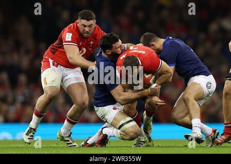 Cardiff, Royaume-Uni. 10 mars 2024. Elliot Dee du pays de Galles (c) est abordé. Match du championnat Guinness six Nations 2024, pays de Galles - France au Principality Stadium de Cardiff le dimanche 10 mars 2024. photo par Andrew Orchard/Andrew Orchard photographie sportive/ Alamy Live News crédit : Andrew Orchard photographie sportive/Alamy Live News Banque D'Images