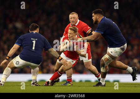 Cardiff, Royaume-Uni. 10 mars 2024. Sam Costelow du pays de Galles (c) est attaqué. Match du championnat Guinness six Nations 2024, pays de Galles - France au Principality Stadium de Cardiff le dimanche 10 mars 2024. photo par Andrew Orchard/Andrew Orchard photographie sportive/ Alamy Live News crédit : Andrew Orchard photographie sportive/Alamy Live News Banque D'Images